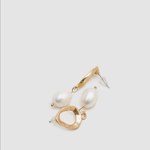 Genia gold and pearl drop earrings by Farrow - Picture 4 of 8